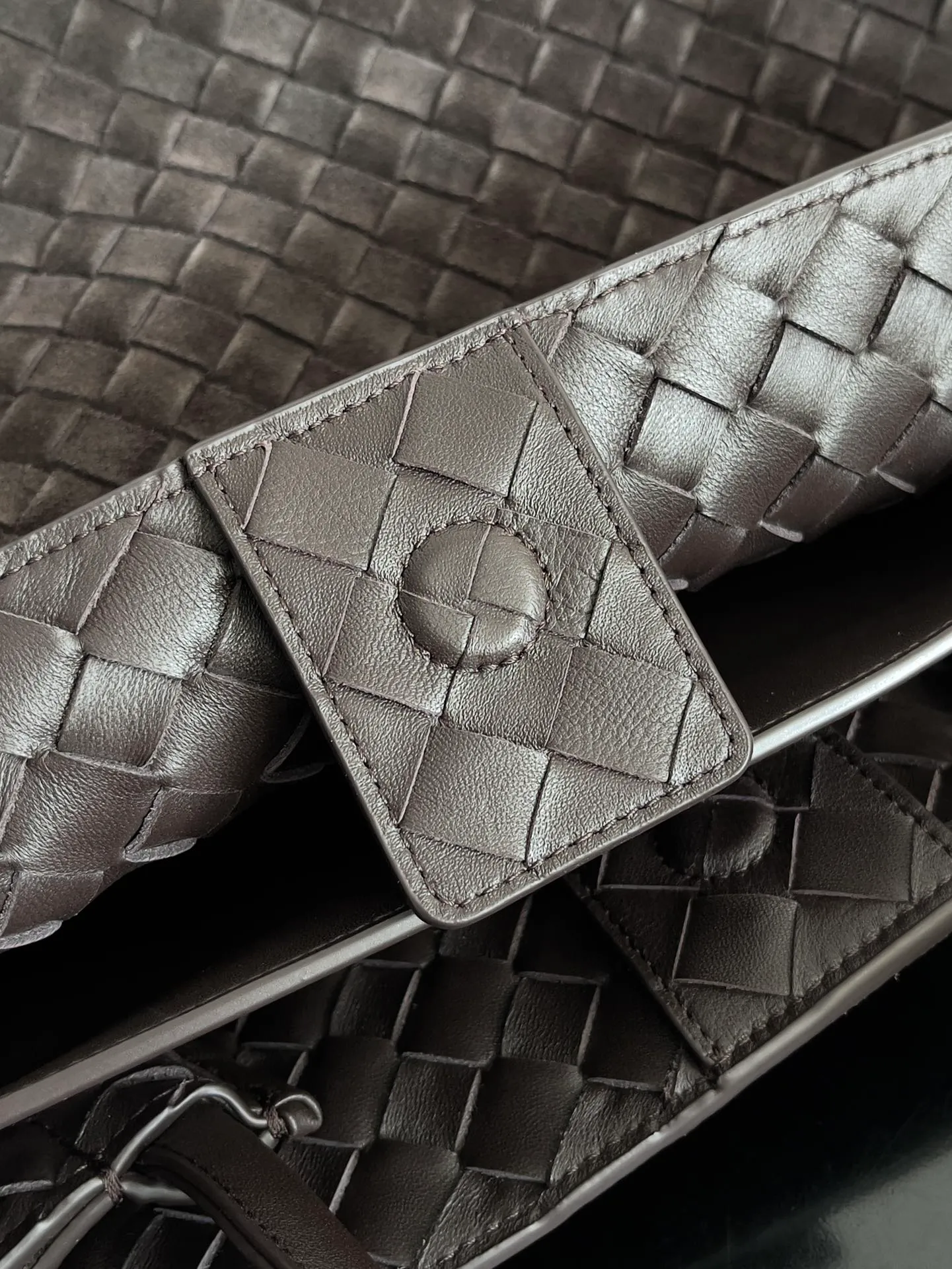Batch 3760 Recently, the same style of bag that celebrities love is both high-end and practical. Michelle Yeoh, Kim Namjoon, Jing Boran, Tong Liya, Sun Qian, Wu Qianyu, Du Juan, Ma Yili and Bai Baihe are all carrying Bottega Veneta summer series Andiamo handbags. Andiamo has a simple structure and rounded lines. The whole piece is made of Nappa leather. It is comfortable, soft and dynamic. It adds interest to daily life and can be easily matched with various styles. Andiamo handbags are available in three sizes: small, medium and large. There are many colors to choose from, which can meet different needs. You can really carry it whether it is daily or attending events. Style number: 743575 Size: 45*22*34cm